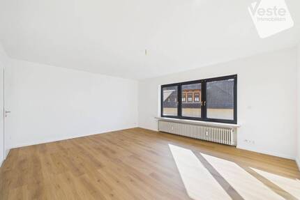 Frisch renoviert, lichtdurchflutet und mit Balkon - 4-Zimmer-ETW in Ahorn