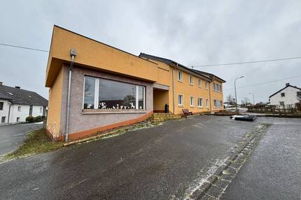 Freistehendes Zweifamilienhaus mit großem Garten in zentraler Ortslage - Lichtenborn