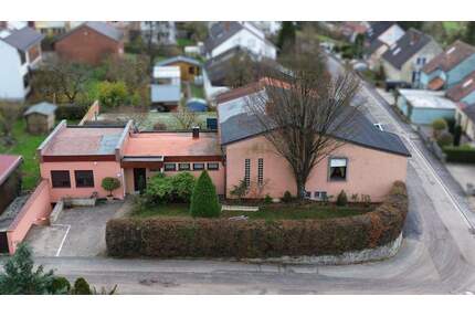 Top-Investition in Ebrach Großzügiges Wohnhaus mit Garten, Sauna, Büro, Halle und Garagen