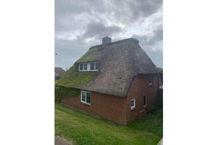 Halbinsel Nordstrand - Romantisches Reetdachhaus direkt am Deich: IHR NEUES FERIENHAUS !