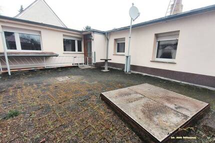 Ebenerdiges Einfamilienhaus mit Hof und Garten - Sandersdorf-Brehna Renneritz