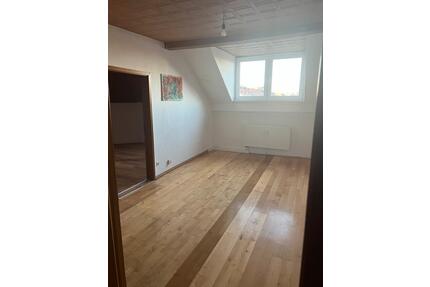 Dachgeschosswohnung zentral in Hof