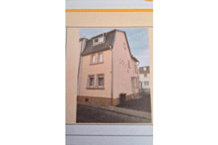 Kleines Haus mit Nebengebäude und Garage als Kapitalanlage - Hillscheid