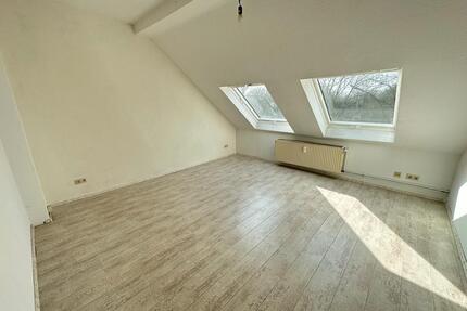 **2 NKM frei!!** 3-Zimmer Dachgeschosswohnung zur eigenen Renovierung - Duisburg Duisburg-Mitte