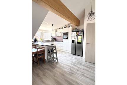 Sonnige, exklusiv ausgestatte 4-Zimmer- Dachgeschosswohnung mit Lift und TG - Bidingen Bernbach