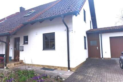 Mehr Raum als erwartet: Doppelhaushälfte mit ausgebautem Dachspitz und großem Hobbyraum mit Freisitz - Böhming