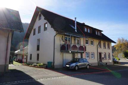 Gemütliche Doppelhaushälfte mit großzügiger Garage, Balkon und Potenzial zum Ausbau - Utzenfeld