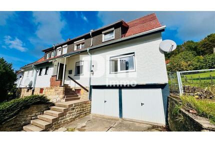 Modernisierte Doppelhaushälte mit Dachterrasse + 2 Garagen und großzügigem Platzangebot - Helsa