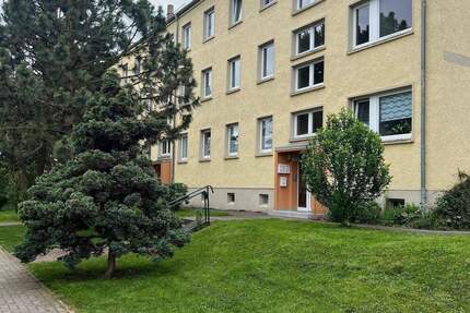 schöne 2-Raum Wohnung mit Balkon für Selbstrenovierer - Gröningen Großalsleben