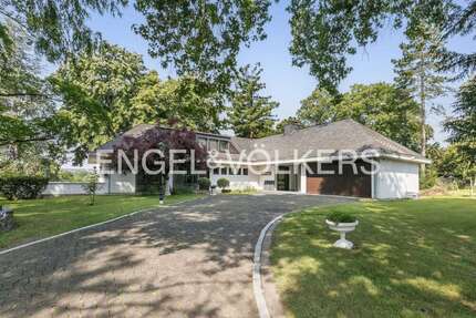 Haus zum Kaufen in Bonn - Oberkassel 2.690.000,00 € 360 m²