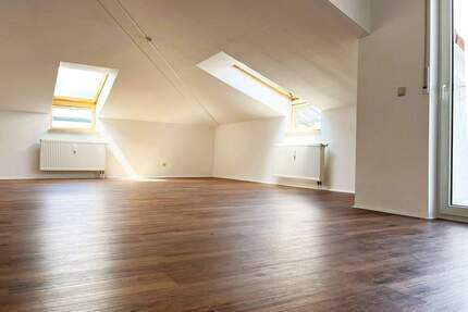 Modernisierte Dachgeschosswohnung mit zwei Balkonen, neuer Einbauküche und Tiefgaragenstellplatz - Velten