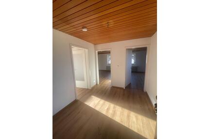 Drei Zimmer Wohnung, Küche, Bad in Wiernsheim - Mönsheim