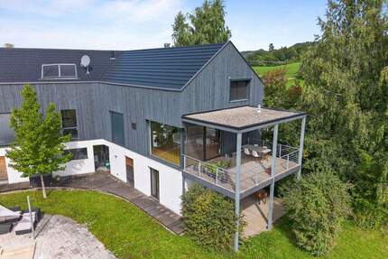 Moderne Doppelhaushälfte in Dietmannsried: Alleinlage mit Blick ins Grüne