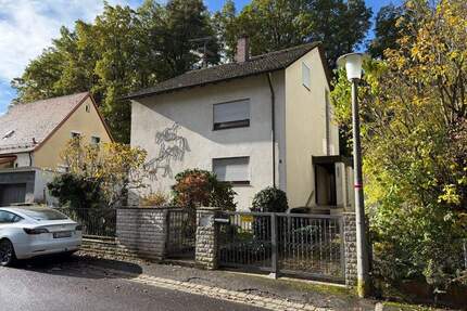 Geräumiges Einfamilienhaus im Dornröschenschlaf sucht neuen Besitzer - Ruhige Lage in Roßtal - Roßtal-1