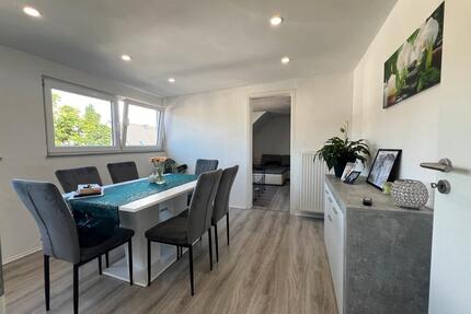 Charmante Dachgeschosswohnung mit Wintergarten + Garage (optional - Düren Distelrath