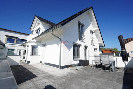 Modernes und freistehendes Einfamilienhaus mit Einliegerwohnung in idyllischer Randlage von Mahlstetten