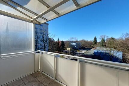 Balkon Bad mit Fenster - 296,00&nbsp;EUR Kaltmiete, ca.&nbsp; 49,26&nbsp;m&sup2; in Chemnitz (PLZ: 09127) Adelsberg