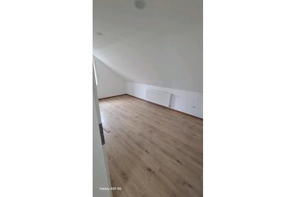 Frische sanierte Dachgeschoss Wohnung 4 Zimmer uphusen - Achim