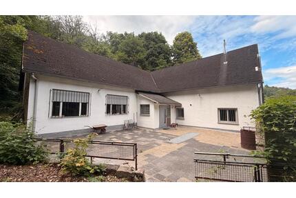 Haus mit großem Saal, Bar, Terrasse und 800 m² Grundstück - Idar-Oberstein
