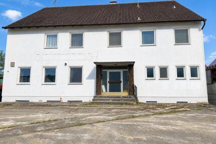 Alte Gaststätte mit dem großen voll eingeschlossenen Grundstück - Aichen