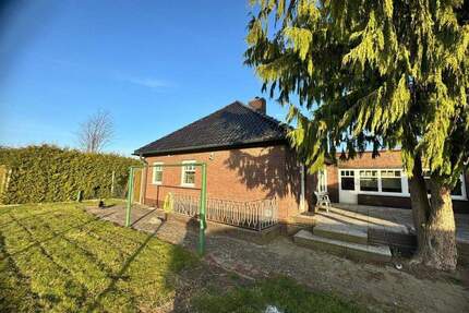 Einfamilienhaus mit Einl.-Wohnung, Lager u. Garagen auf 2.100 m² Eigenland in Lübeck-Niederbüssau - Lübeck-Niederbüssau (Nähe Elbe-Lübeck-Kanal) St. Jürgen