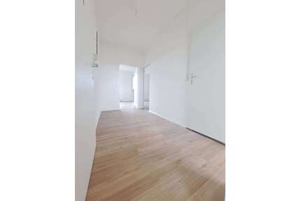 Wohnung zum Mieten in Halle 351,00 € 54.95 m²