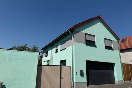 Niedrigenergiehaus kleinem Hof und Garten sowie einer großen Doppelgarage - sofort verfügbar - - Nessetal