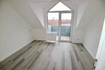 Helle 2-Zimmer-Dachgeschosswohnung mit Balkon, Einbauküche und 2 Stellplätzen in Eisenberg