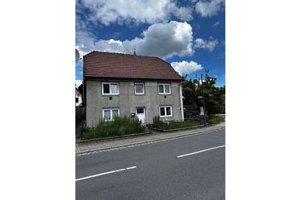 Großzügiges Einfamilinehaus - 137.000,00&nbsp;EUR Kaufpreis, ca.&nbsp; 200,00&nbsp;m&sup2;&nbsp;Wohnfl&auml;che in Ebersdorf b.Coburg (PLZ: 96237) Frohnlach