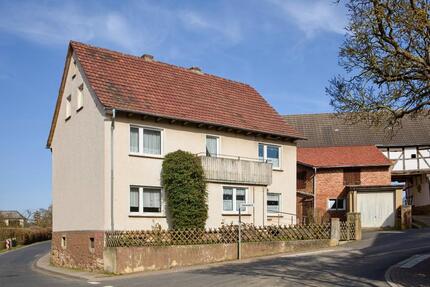 Einfamilienhaus mit Scheunengebäude und großem Grundstück - Felsberg