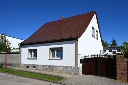 Freistehendes Einfamilienhaus mit großem Anbau, Garage, Garten - Bernburg (Saale)