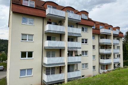 3-Zi.-Wohnung mit Balkon im DG eines MFH in Königsee zu vermieten.
