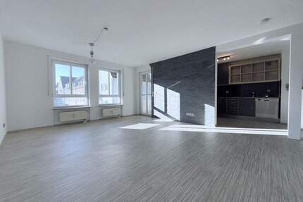 Bezugsfreie 3-Zimmer-Wohnung mit Loggia, Einbauküche, TG & Keller in Roth