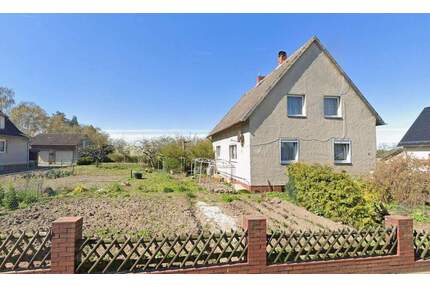 Einfamilienhaus in ruhiger Dorflage mit großem Grundstück, Garagen und Stallungen - Bahrdorf (Ortsteil Saalsdorf)