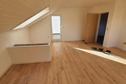 Gepflegte 2,5-Zimmer-Dachgeschosswohnung mit Dachterasse und EBK - Wilhelmsdorf