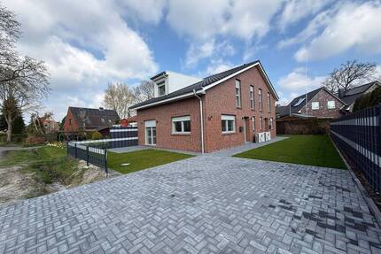 Moderne Neubau-Haushälfte auf 2 Ebenen mit Terrasse - Energieeffiziente Bauweise (KfW 55 Standard) - Aurich Walle