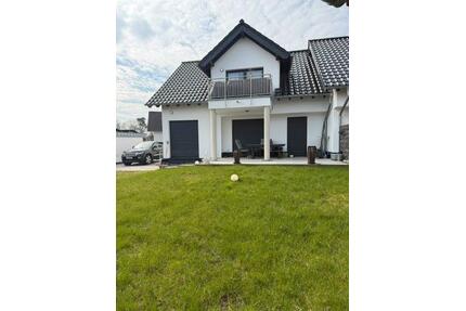 Moderne 3,5 Zimmerwohnung mit Garten in Vettelschoß