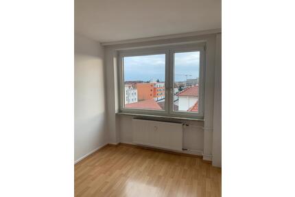 Wohnung, 3 Zimmer + Küche + Bad, komplett renoviert - Rüsselsheim am Main