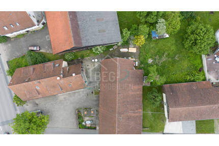 Mehrfamilienhaus mit großer Scheune in zentraler Lage - Rosengarten Uttenhofen