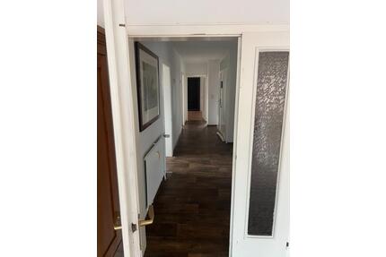 Großzügige 4-Zimmer-Oberwohnung in zentraler Lage von Bunde