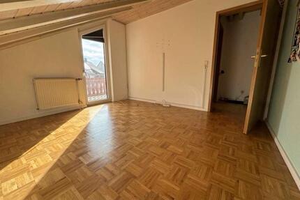 Modernisierte Wohnung mit drei Zimmern sowie Balkon und Einbaukü. - Grafenau