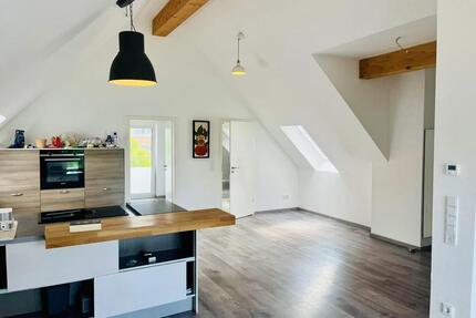 Große 3 Zimmer Wohnung mit EBK,2 Bäder, Klimaanlage und Balkon ins Grüne in Frankfurt Seckbach - Frankfurt am Main Bergen-Enkheim