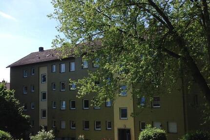 Mit Blick auf die gepflegte Grünfläche vor dem Haus! - Kassel Südstadt