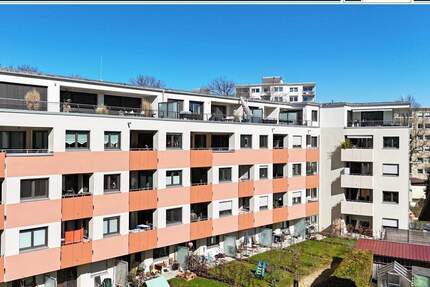 Urban. Hochwertig. Durchdacht. - Sonnige Neubauwohnung mit Balkon, Lift & übergroßen TG-Stellplätzen - Landshut West