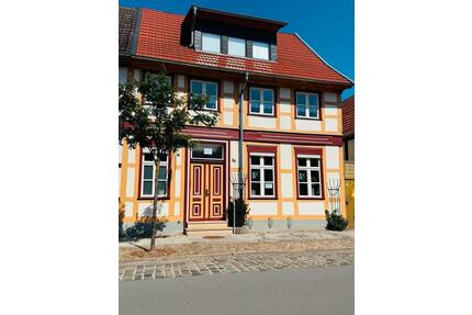 Charmantes Stadthaus mit vermieteter Gewerbeeinheit - Salzwedel