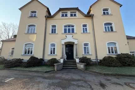 Charmante 2,5-Zimmer-Wohnung im sanierten Herrenhaus in idyllischer Lage - Ebersbach