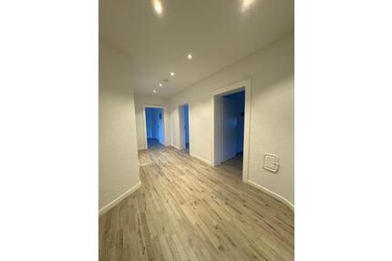 Helle renovierte 4-ZKB Wohnung mit Balkon in verkehrsgünstiger Lage - Saarbrücken West