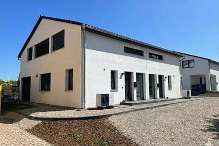 Moderne Doppelhaushälfte mit Terrasse und Garten in Burg
