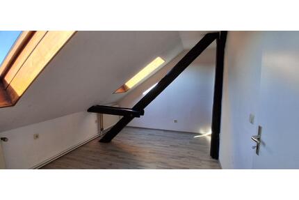 Helle 3 Zimmer-Dachgeschosswohnung mit sichtbaren Holzbalken 68 - Borken (Hessen)