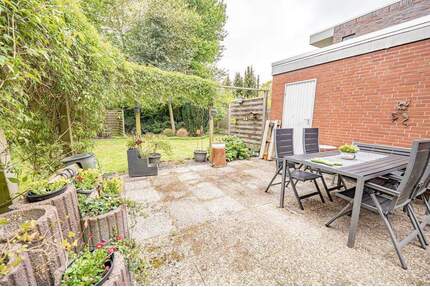 Wohnen im Grünen: Flexibles Zweifamilienhaus mit viel Platz und Potenzial - Jever